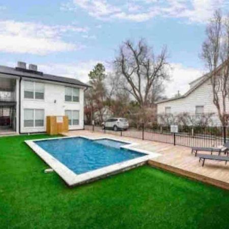 City Outside & Tranquility Inside Dallas Bagian luar foto