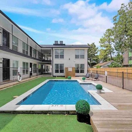City Outside & Tranquility Inside Dallas Bagian luar foto