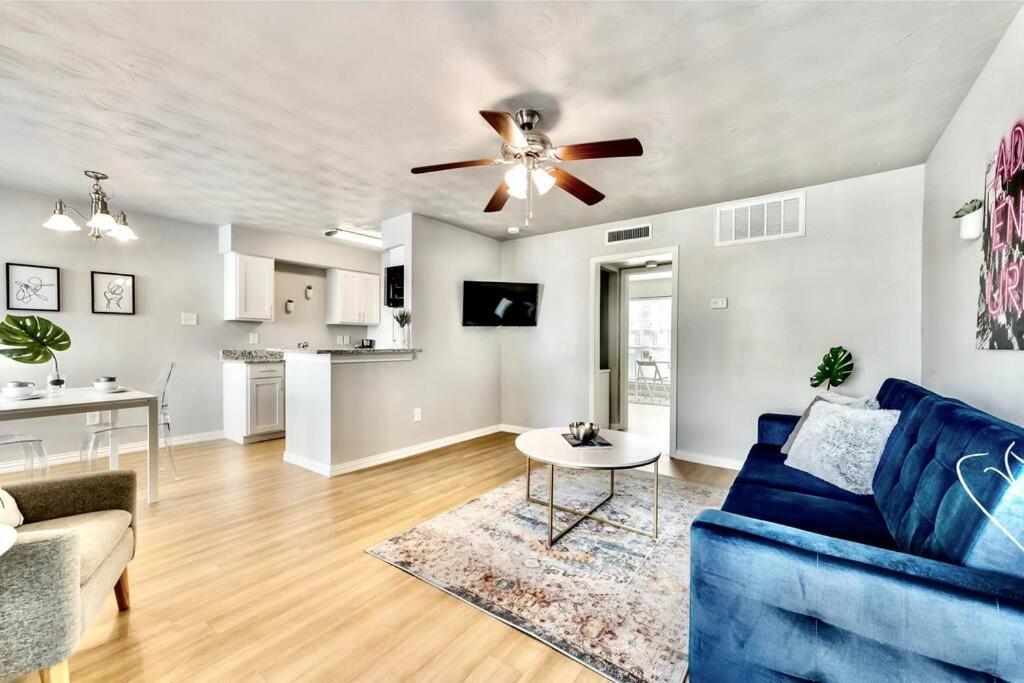 City Outside & Tranquility Inside Dallas Bagian luar foto