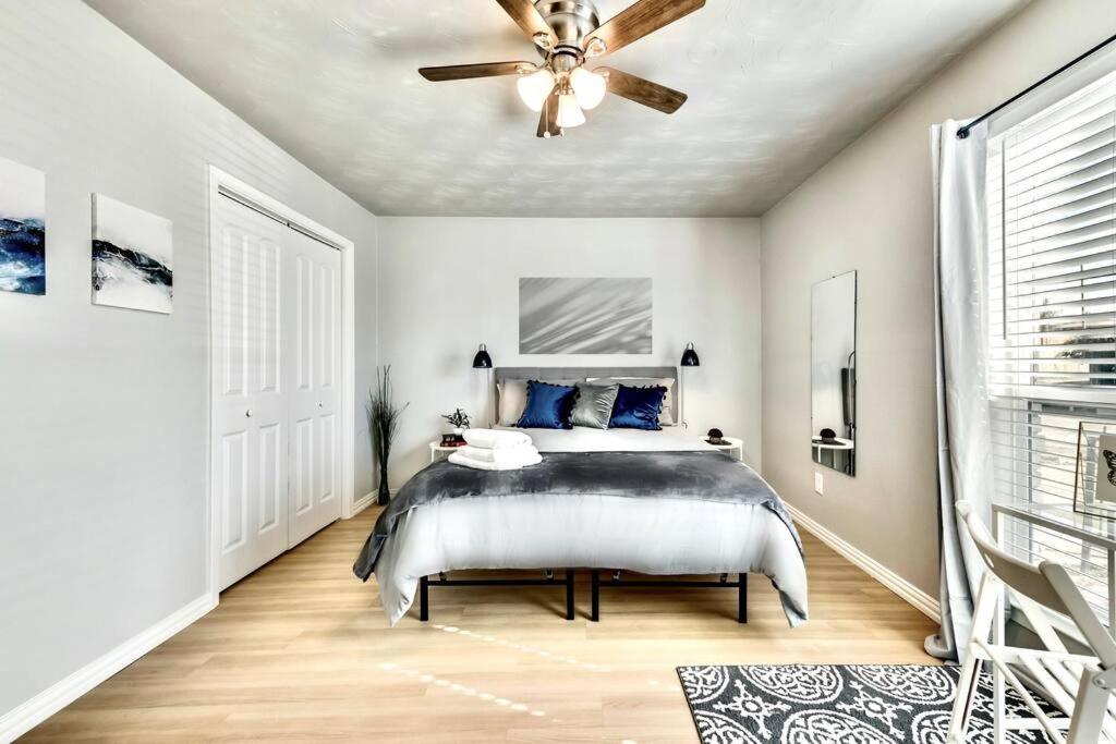 City Outside & Tranquility Inside Dallas Bagian luar foto