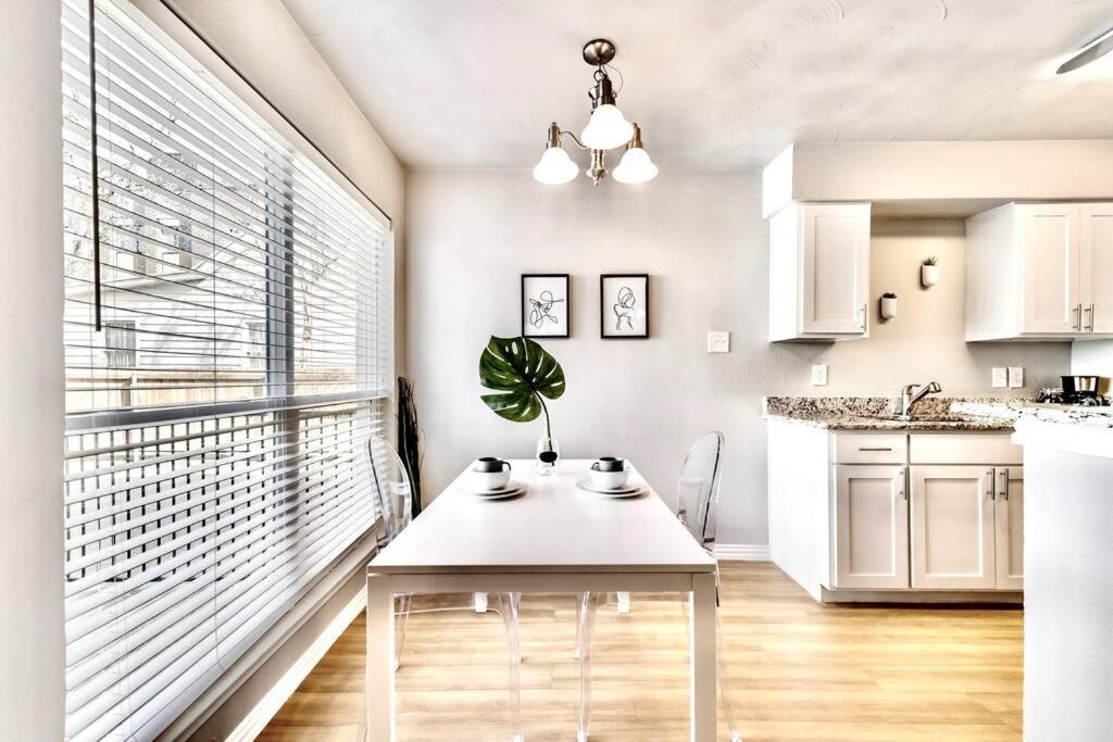 City Outside & Tranquility Inside Dallas Bagian luar foto