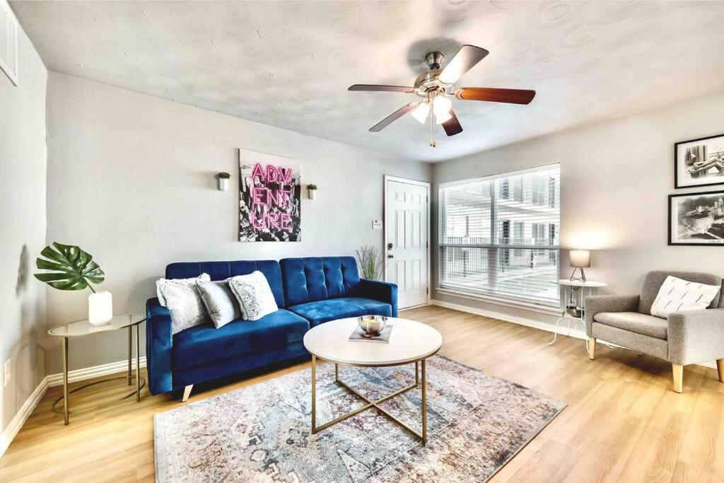 City Outside & Tranquility Inside Dallas Bagian luar foto