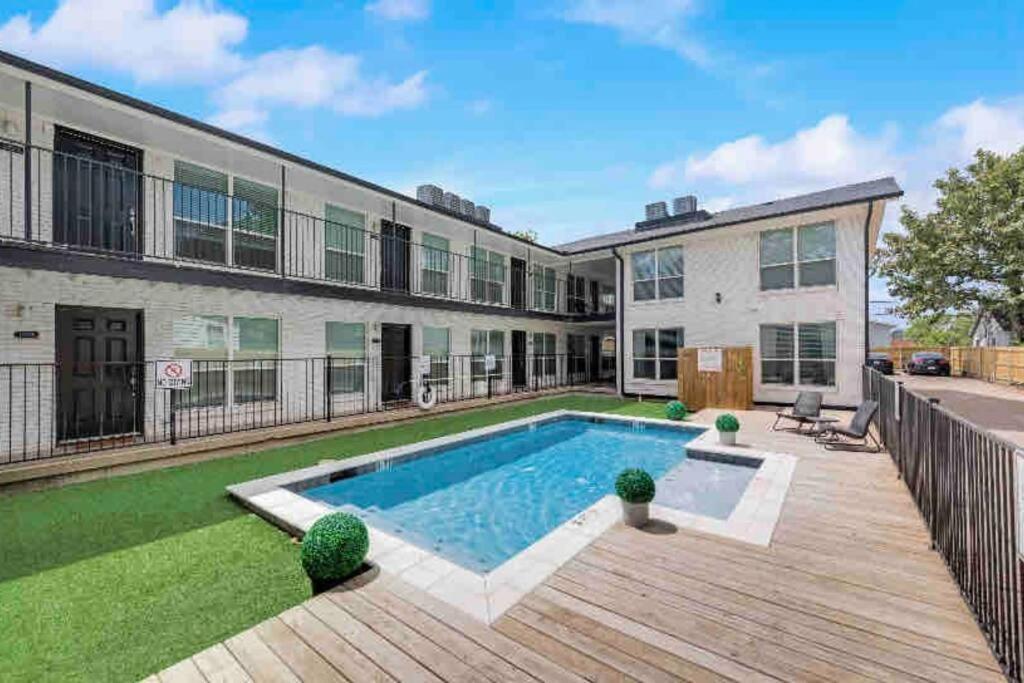 City Outside & Tranquility Inside Dallas Bagian luar foto