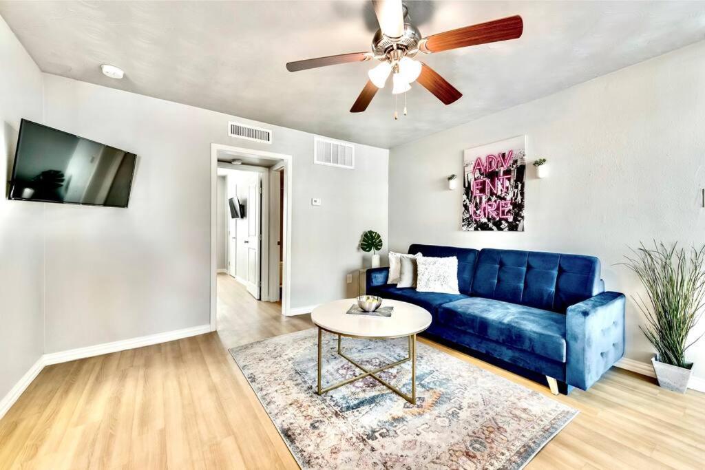 City Outside & Tranquility Inside Dallas Bagian luar foto