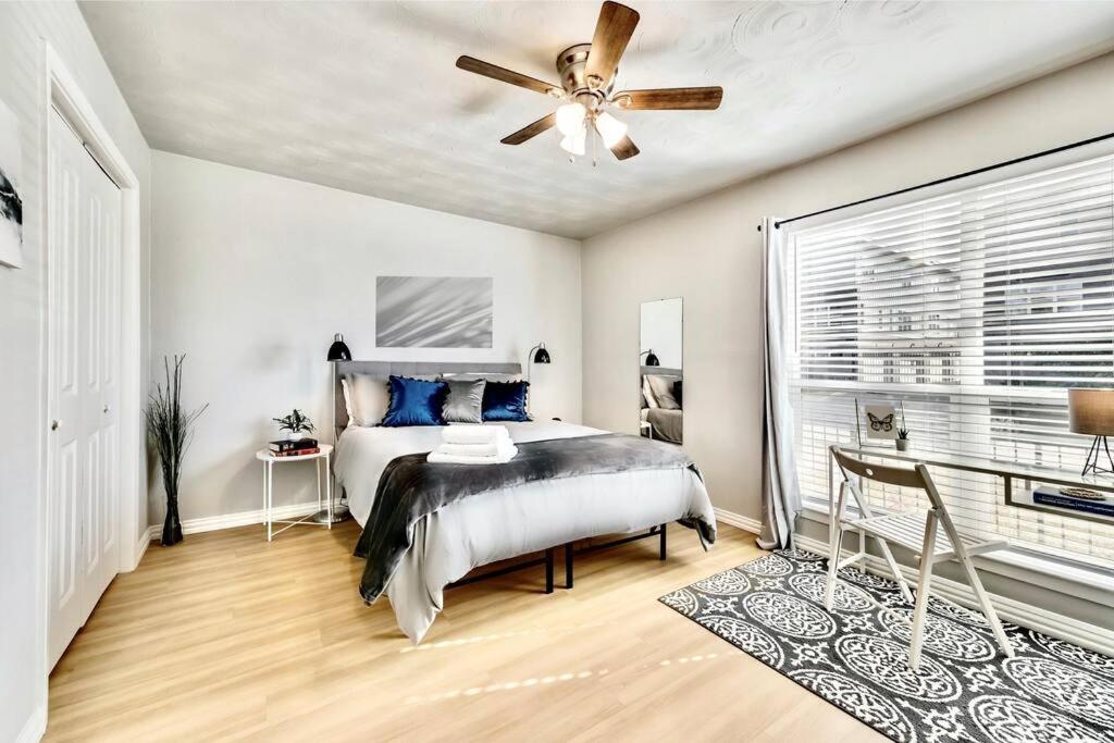 City Outside & Tranquility Inside Dallas Bagian luar foto