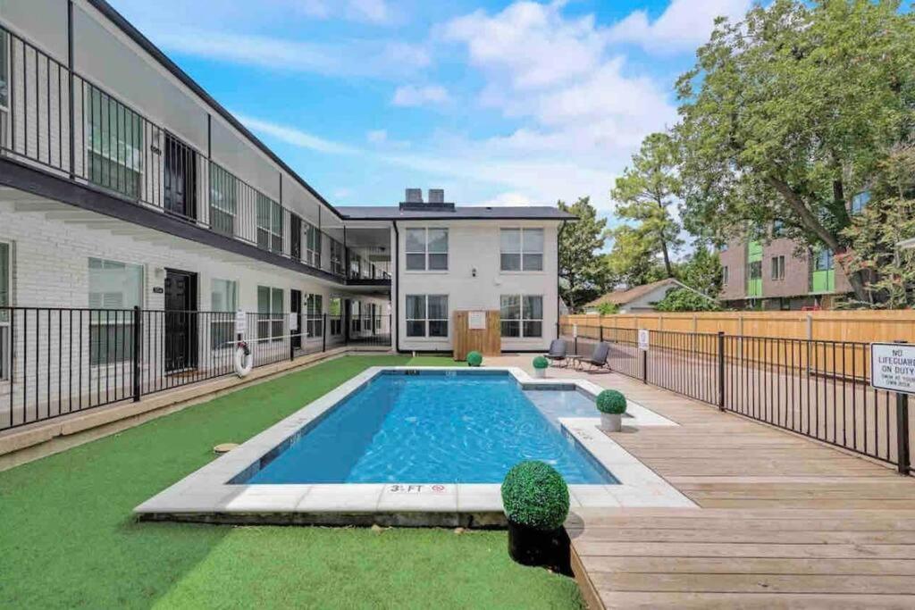 City Outside & Tranquility Inside Dallas Bagian luar foto
